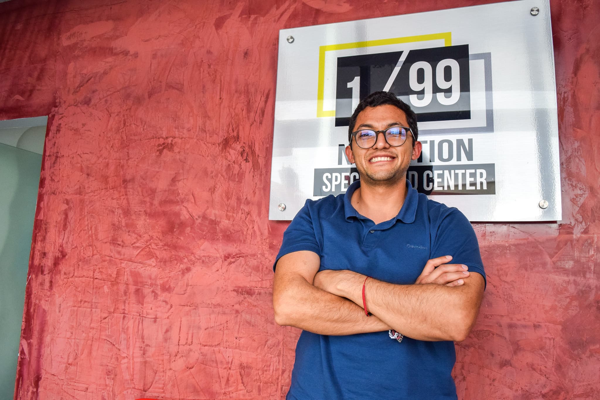 Lic. Giovani Montoya en la entrada del consultorio de Metepec